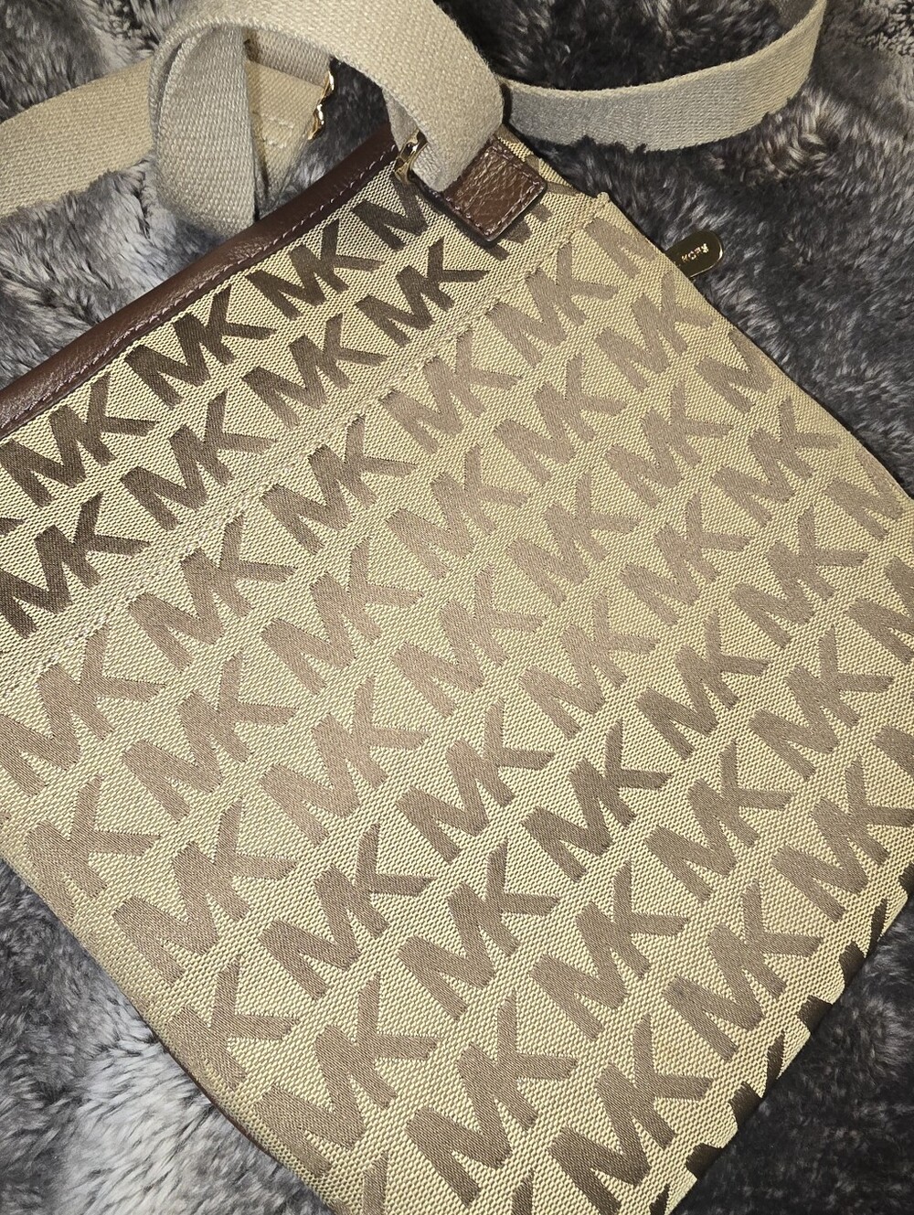Michael Kors Jet Set Bag - Picture 4 of 5